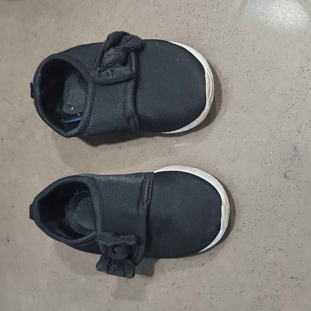 Toddler girls black slip on shoes